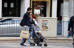 Amsterdam 25 april 2020
Eva Jinek en haar vriend Dexter v d Voorn aan het wandelen met hun zoontje
