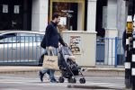 Amsterdam 25 april 2020
Eva Jinek en haar vriend Dexter v d Voorn aan het wandelen met hun zoontje