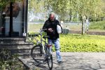 Lisse 20 april 2020
Harry Mens op de fiets bij zijn makelaarskantoor in Lisse.