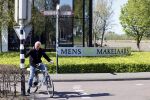 Lisse 20 april 2020
Harry Mens op de fiets bij zijn makelaarskantoor in Lisse.