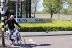 Lisse 20 april 2020
Harry Mens op de fiets bij zijn makelaarskantoor in Lisse.