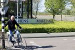Lisse 20 april 2020
Harry Mens op de fiets bij zijn makelaarskantoor in Lisse.