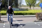 Lisse 20 april 2020
Harry Mens op de fiets bij zijn makelaarskantoor in Lisse.