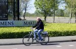 Lisse 20 april 2020
Harry Mens op de fiets bij zijn makelaarskantoor in Lisse.