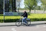 Lisse 20 april 2020
Harry Mens op de fiets bij zijn makelaarskantoor in Lisse.