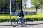 Lisse 20 april 2020
Harry Mens op de fiets bij zijn makelaarskantoor in Lisse.