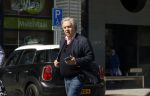 Amstelveen 15 april 2020
 Jan Dirk Paarlberg doet boodschappen op het gelderlandplein.