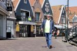 Volendam 23 april 2020
Jan Keizer wandelend op een lege dijk in Volendam ivm de coronacrisis.