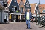 Volendam 23 april 2020
Jan Keizer wandelend op een lege dijk in Volendam ivm de coronacrisis.