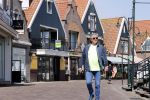 Volendam 23 april 2020
Jan Keizer wandelend op een lege dijk in Volendam ivm de coronacrisis.
