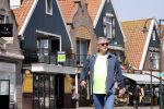 Volendam 23 april 2020
Jan Keizer wandelend op een lege dijk in Volendam ivm de coronacrisis.
