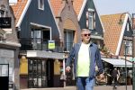 Volendam 23 april 2020
Jan Keizer wandelend op een lege dijk in Volendam ivm de coronacrisis.