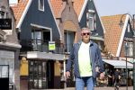 Volendam 23 april 2020
Jan Keizer wandelend op een lege dijk in Volendam ivm de coronacrisis.