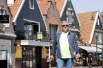 Volendam 23 april 2020
Jan Keizer wandelend op een lege dijk in Volendam ivm de coronacrisis.