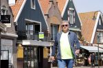 Volendam 23 april 2020
Jan Keizer wandelend op een lege dijk in Volendam ivm de coronacrisis.