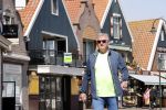 Volendam 23 april 2020
Jan Keizer wandelend op een lege dijk in Volendam ivm de coronacrisis.