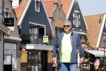 Volendam 23 april 2020
Jan Keizer wandelend op een lege dijk in Volendam ivm de coronacrisis.