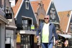 Volendam 23 april 2020
Jan Keizer wandelend op een lege dijk in Volendam ivm de coronacrisis.
