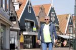 Volendam 23 april 2020
Jan Keizer wandelend op een lege dijk in Volendam ivm de coronacrisis.