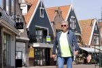 Volendam 23 april 2020
Jan Keizer wandelend op een lege dijk in Volendam ivm de coronacrisis.