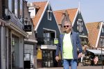 Volendam 23 april 2020
Jan Keizer wandelend op een lege dijk in Volendam ivm de coronacrisis.