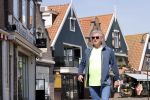 Volendam 23 april 2020
Jan Keizer wandelend op een lege dijk in Volendam ivm de coronacrisis.