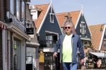 Volendam 23 april 2020
Jan Keizer wandelend op een lege dijk in Volendam ivm de coronacrisis.