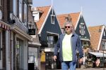 Volendam 23 april 2020
Jan Keizer wandelend op een lege dijk in Volendam ivm de coronacrisis.