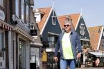 Volendam 23 april 2020
Jan Keizer wandelend op een lege dijk in Volendam ivm de coronacrisis.