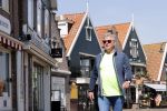 Volendam 23 april 2020
Jan Keizer wandelend op een lege dijk in Volendam ivm de coronacrisis.
