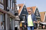 Volendam 23 april 2020
Jan Keizer wandelend op een lege dijk in Volendam ivm de coronacrisis.