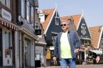 Volendam 23 april 2020
Jan Keizer wandelend op een lege dijk in Volendam ivm de coronacrisis.