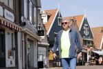 Volendam 23 april 2020
Jan Keizer wandelend op een lege dijk in Volendam ivm de coronacrisis.