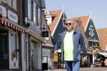 Volendam 23 april 2020
Jan Keizer wandelend op een lege dijk in Volendam ivm de coronacrisis.