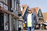 Volendam 23 april 2020
Jan Keizer wandelend op een lege dijk in Volendam ivm de coronacrisis.