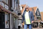Volendam 23 april 2020
Jan Keizer wandelend op een lege dijk in Volendam ivm de coronacrisis.