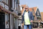 Volendam 23 april 2020
Jan Keizer wandelend op een lege dijk in Volendam ivm de coronacrisis.