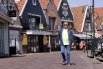 Volendam 23 april 2020
Jan Keizer wandelend op een lege dijk in Volendam ivm de coronacrisis.