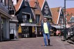 Volendam 23 april 2020
Jan Keizer wandelend op een lege dijk in Volendam ivm de coronacrisis.