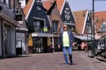Volendam 23 april 2020
Jan Keizer wandelend op een lege dijk in Volendam ivm de coronacrisis.