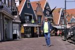 Volendam 23 april 2020
Jan Keizer wandelend op een lege dijk in Volendam ivm de coronacrisis.