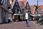 Volendam 23 april 2020
Jan Keizer wandelend op een lege dijk in Volendam ivm de coronacrisis.