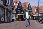 Volendam 23 april 2020
Jan Keizer wandelend op een lege dijk in Volendam ivm de coronacrisis.
