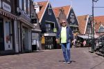 Volendam 23 april 2020
Jan Keizer wandelend op een lege dijk in Volendam ivm de coronacrisis.