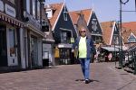 Volendam 23 april 2020
Jan Keizer wandelend op een lege dijk in Volendam ivm de coronacrisis.
