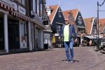 Volendam 23 april 2020
Jan Keizer wandelend op een lege dijk in Volendam ivm de coronacrisis.