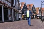 Volendam 23 april 2020
Jan Keizer wandelend op een lege dijk in Volendam ivm de coronacrisis.