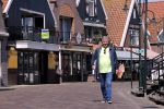 Volendam 23 april 2020
Jan Keizer wandelend op een lege dijk in Volendam ivm de coronacrisis.