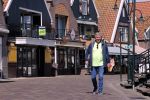 Volendam 23 april 2020
Jan Keizer wandelend op een lege dijk in Volendam ivm de coronacrisis.