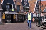 Volendam 23 april 2020
Jan Keizer wandelend op een lege dijk in Volendam ivm de coronacrisis.